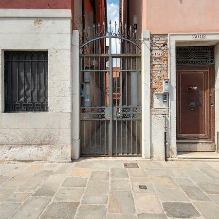 Garden Apartment Venesia Bagian luar foto
