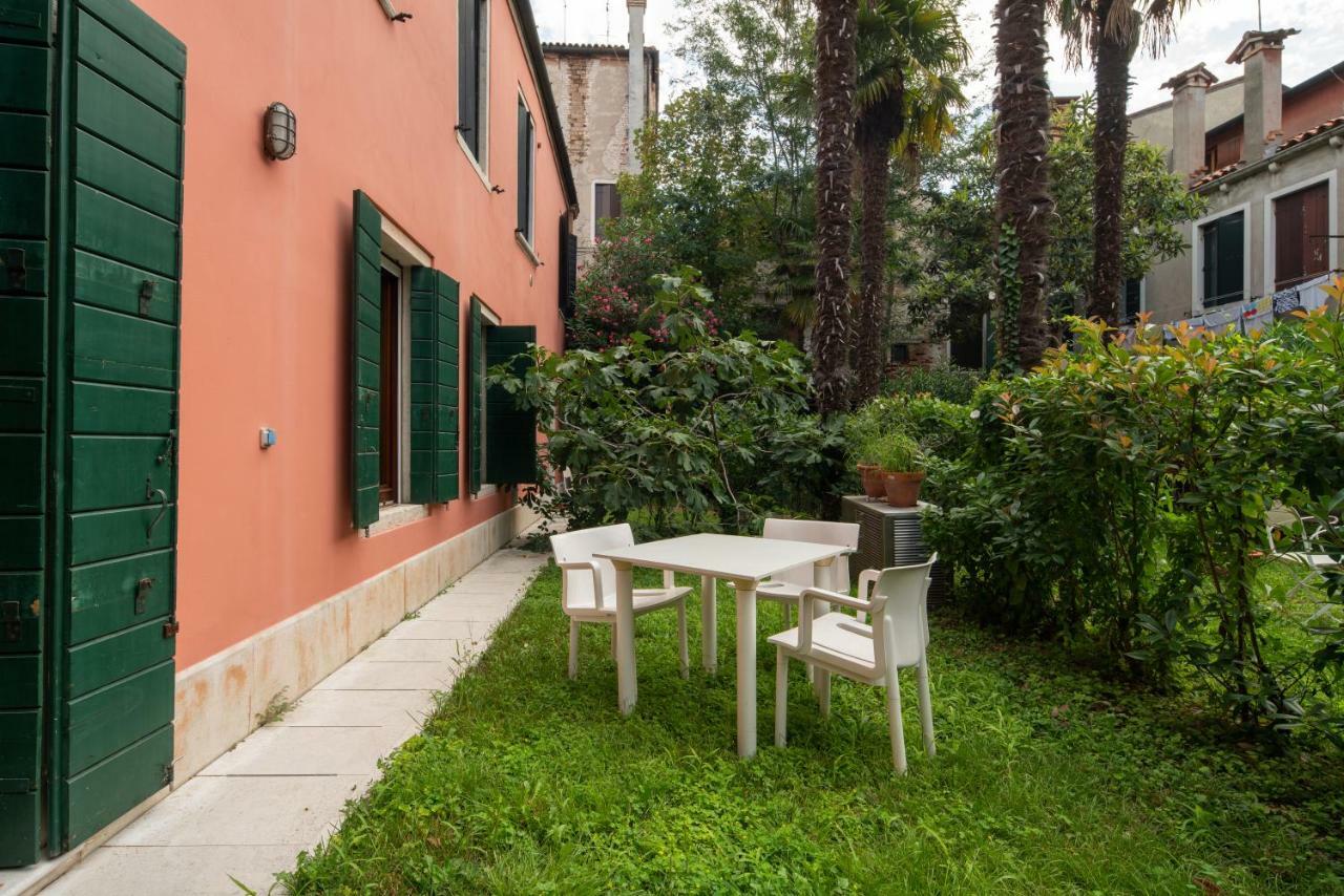 Garden Apartment Venesia Bagian luar foto