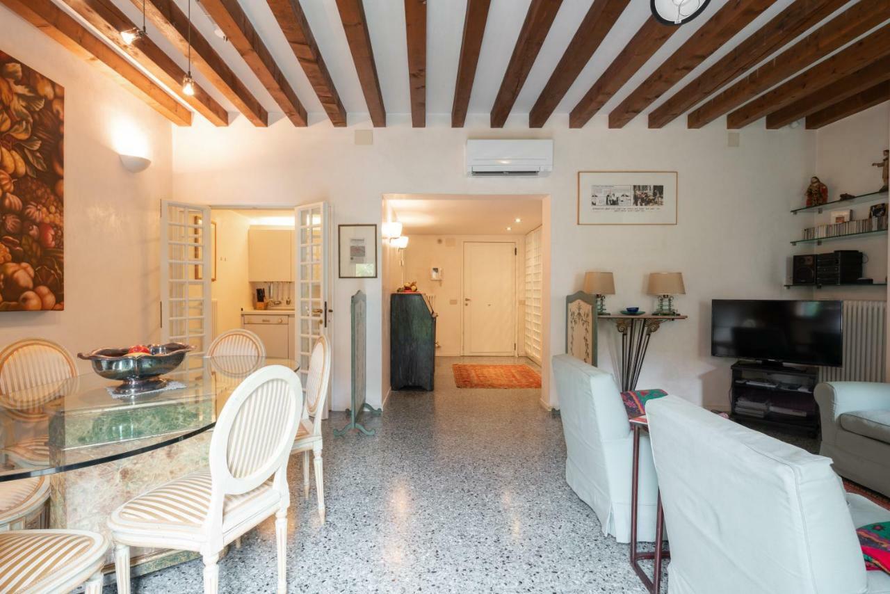 Garden Apartment Venesia Bagian luar foto