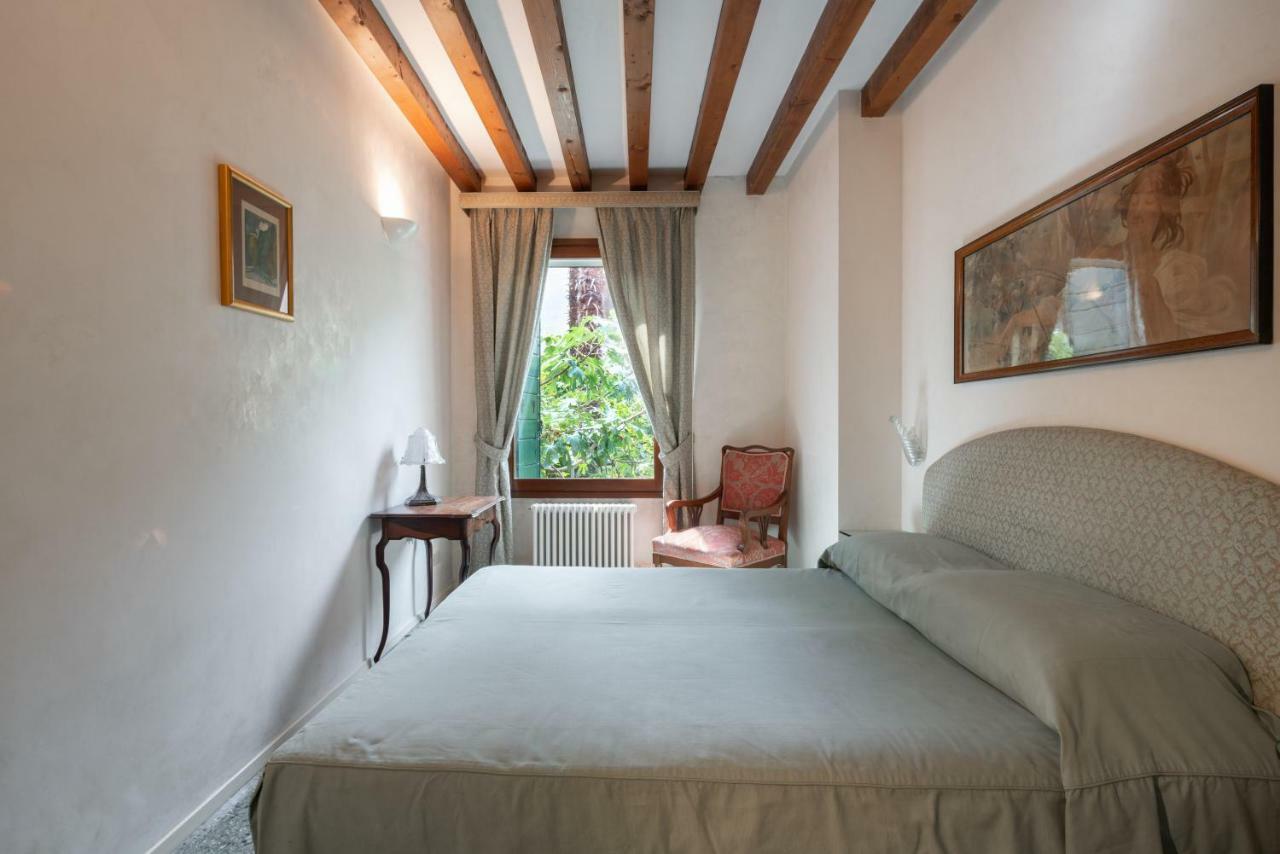 Garden Apartment Venesia Bagian luar foto