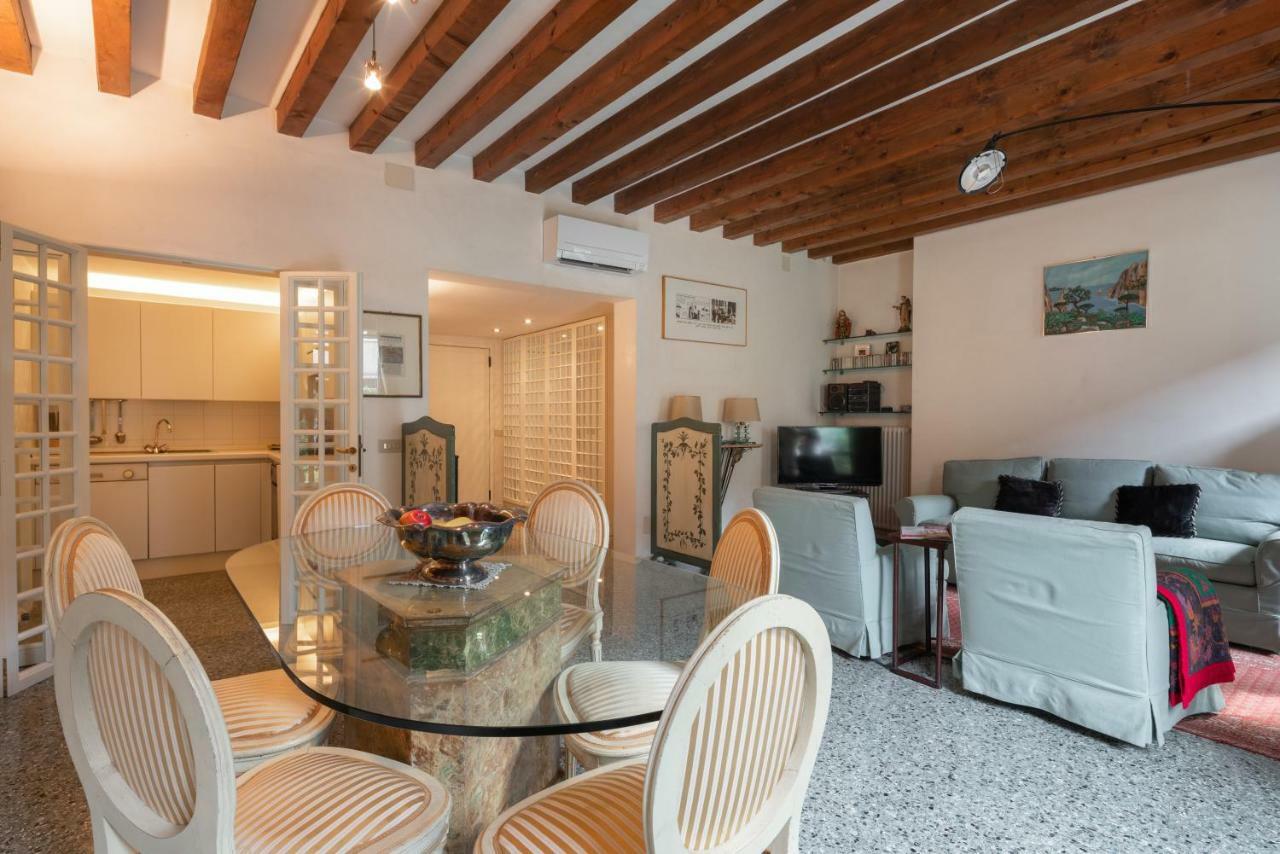 Garden Apartment Venesia Bagian luar foto