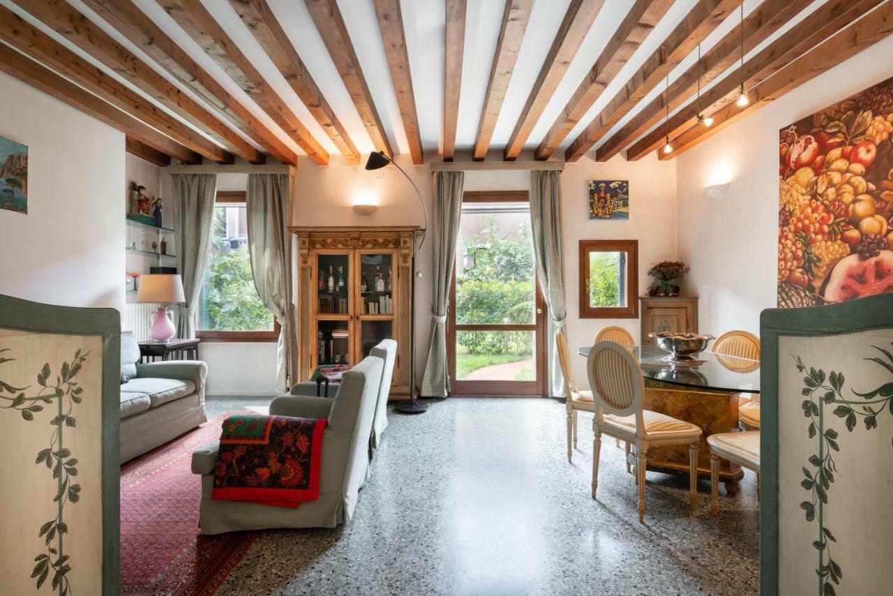 Garden Apartment Venesia Bagian luar foto