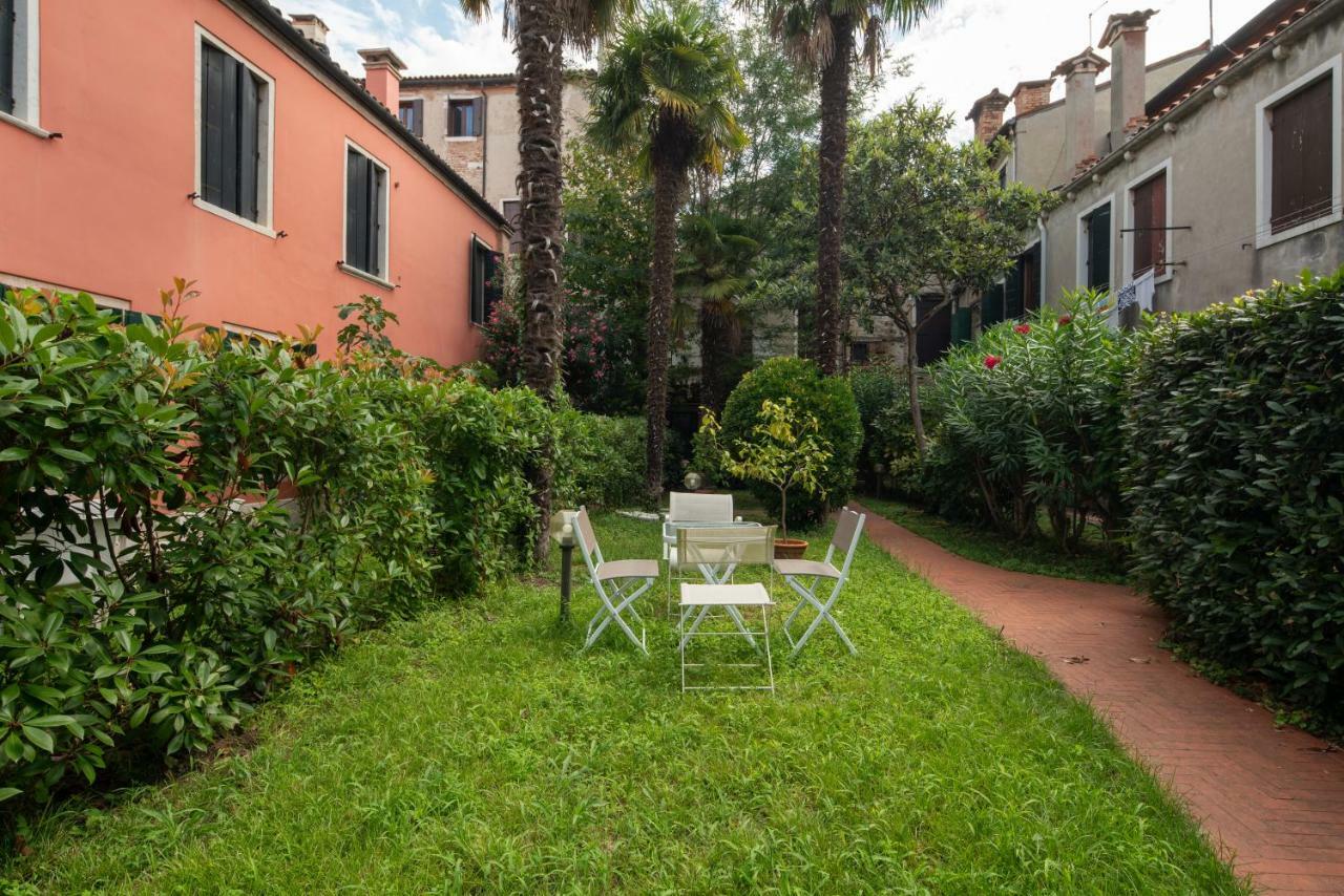 Garden Apartment Venesia Bagian luar foto