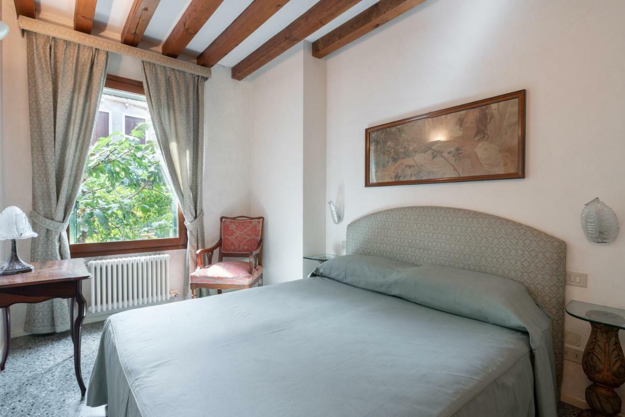 Garden Apartment Venesia Bagian luar foto