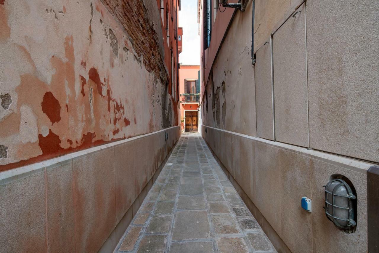 Garden Apartment Venesia Bagian luar foto
