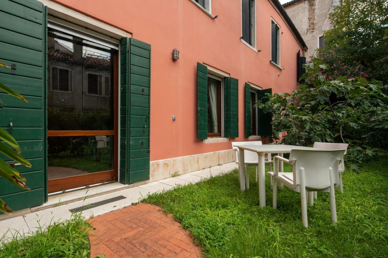 Garden Apartment Venesia Bagian luar foto