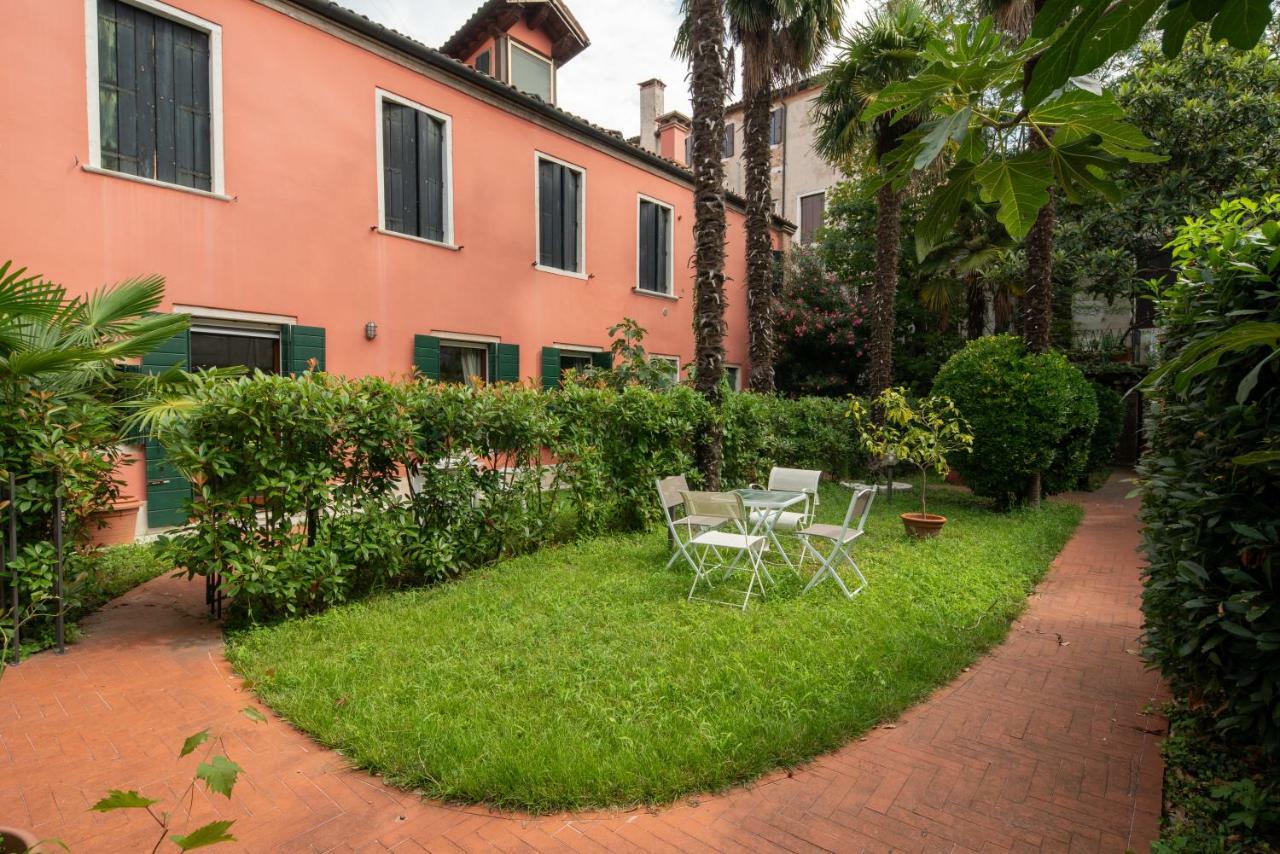 Garden Apartment Venesia Bagian luar foto