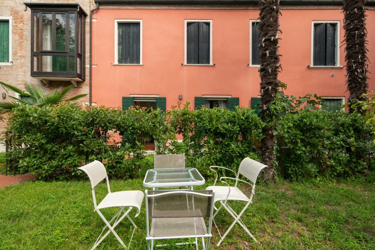 Garden Apartment Venesia Bagian luar foto