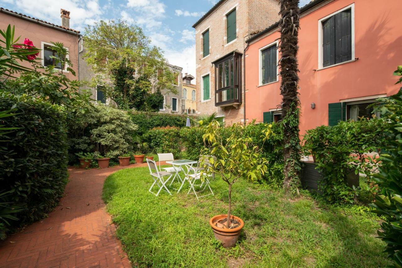 Garden Apartment Venesia Bagian luar foto