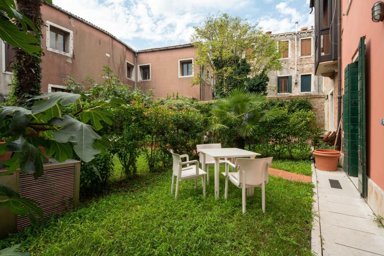 Garden Apartment Venesia Bagian luar foto
