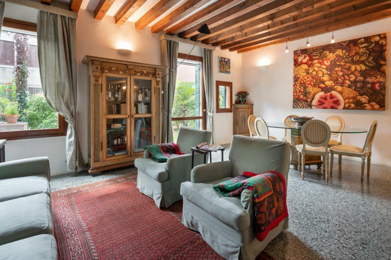 Garden Apartment Venesia Bagian luar foto