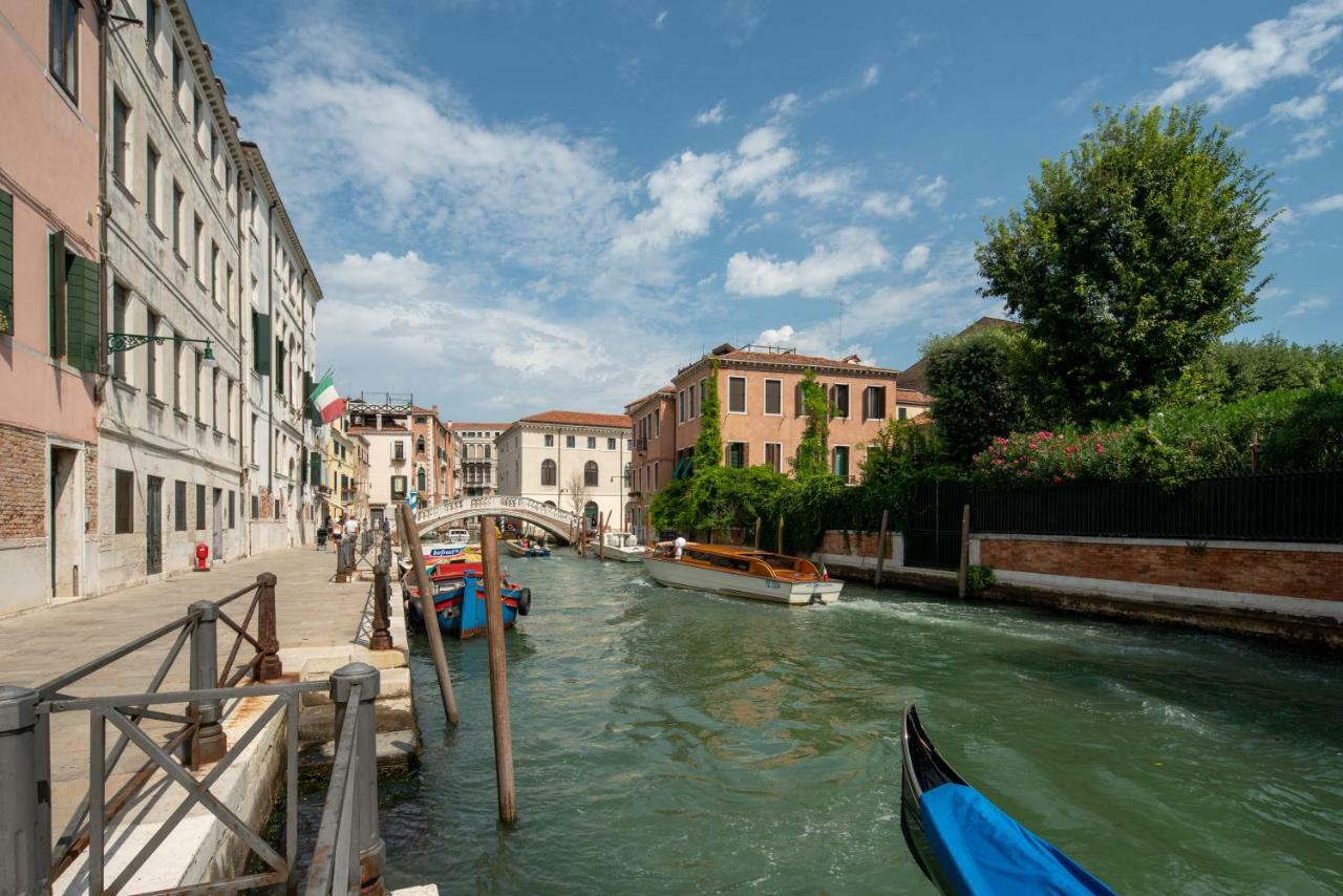 Garden Apartment Venesia Bagian luar foto