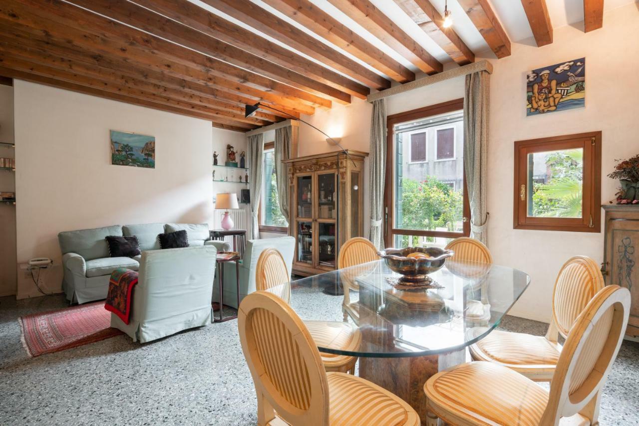 Garden Apartment Venesia Bagian luar foto