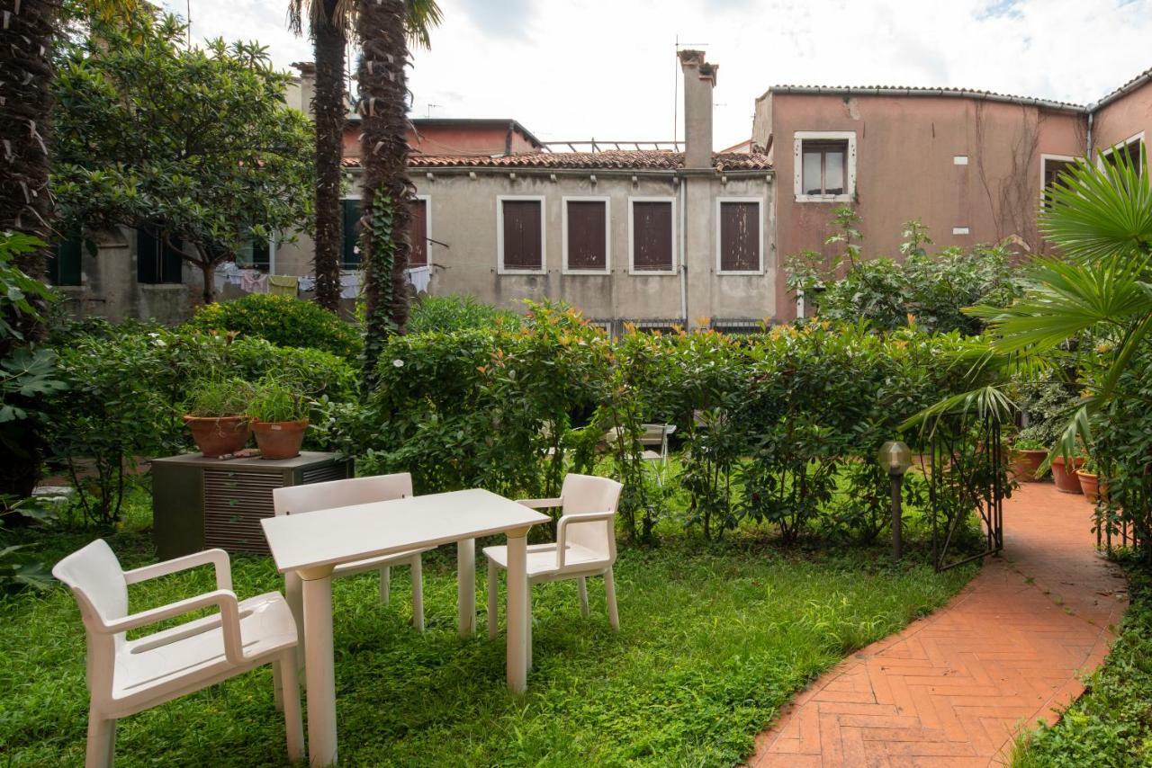 Garden Apartment Venesia Bagian luar foto
