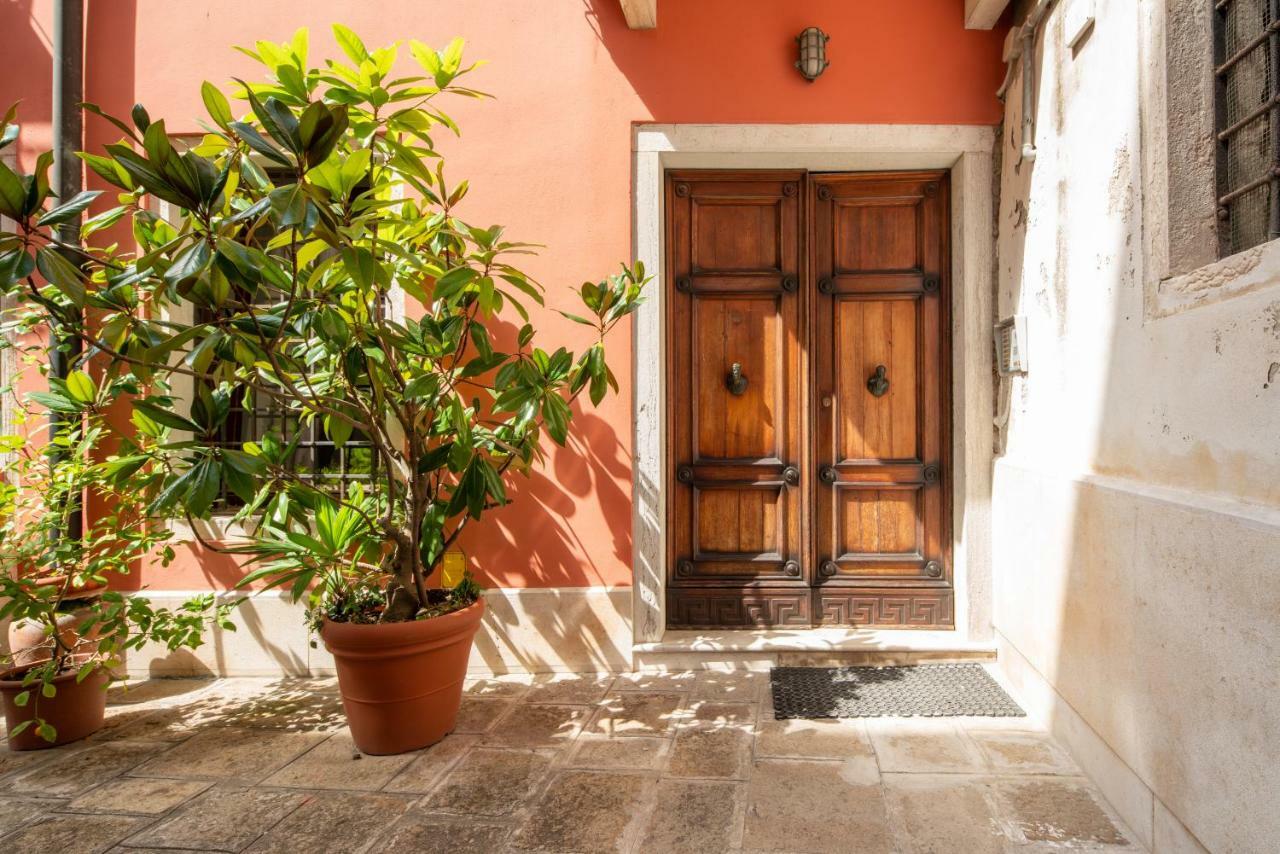 Garden Apartment Venesia Bagian luar foto