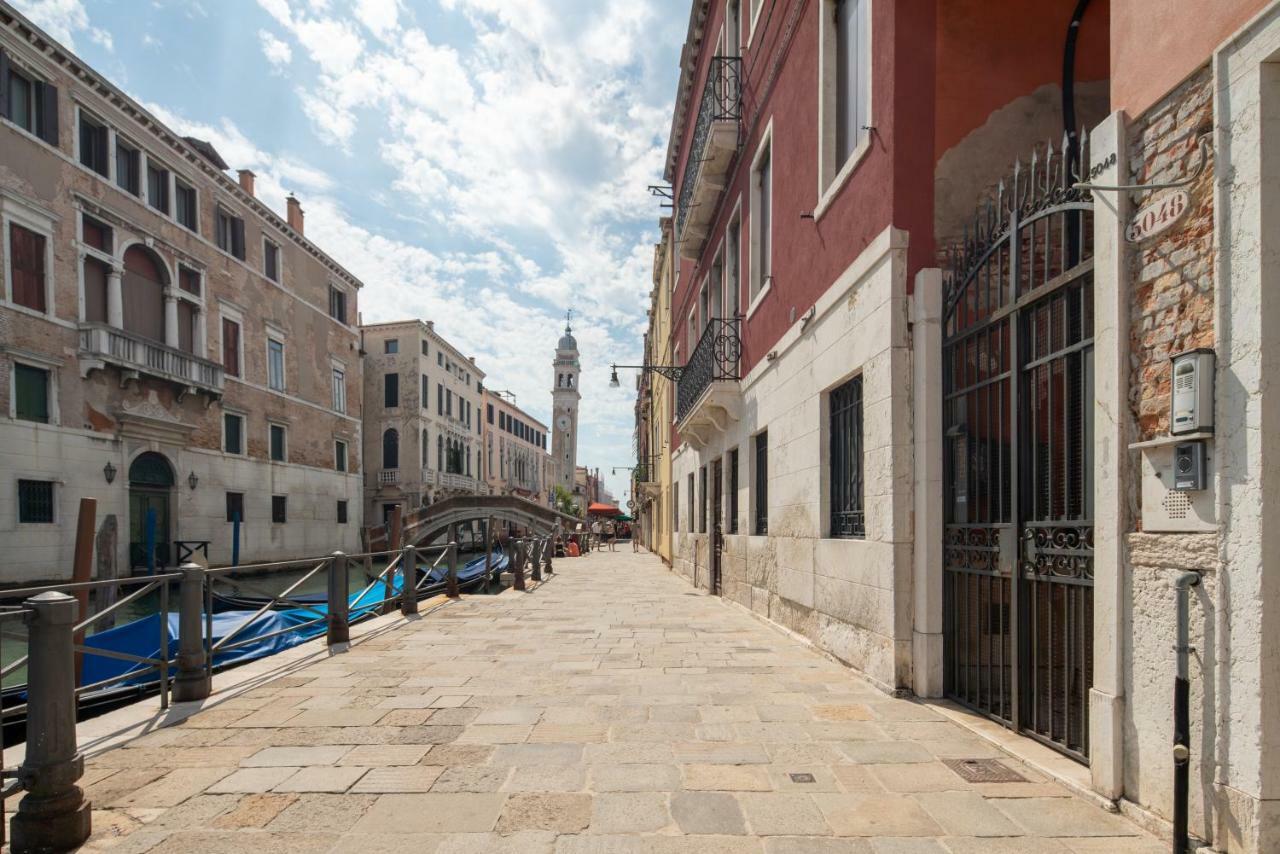Garden Apartment Venesia Bagian luar foto